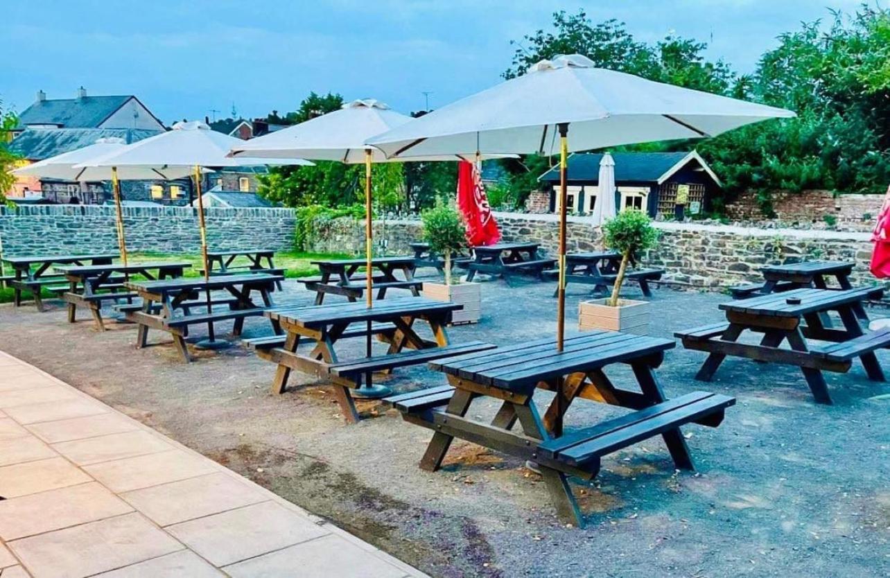The Kings Head Hotel アバーガベニー エクステリア 写真