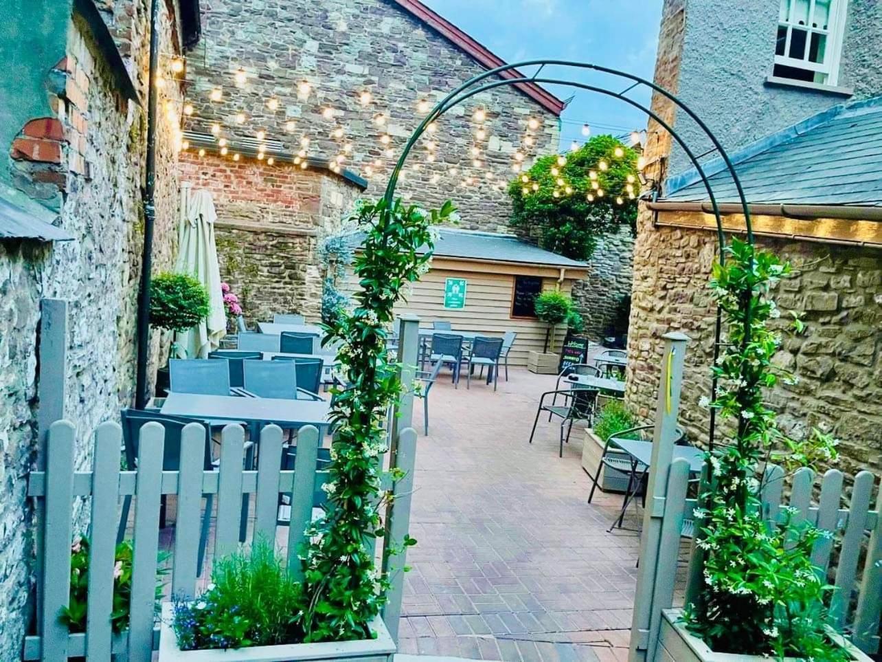 The Kings Head Hotel アバーガベニー エクステリア 写真