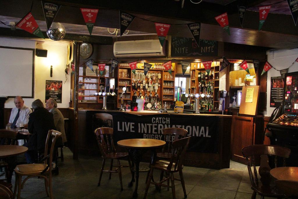 The Kings Head Hotel アバーガベニー エクステリア 写真