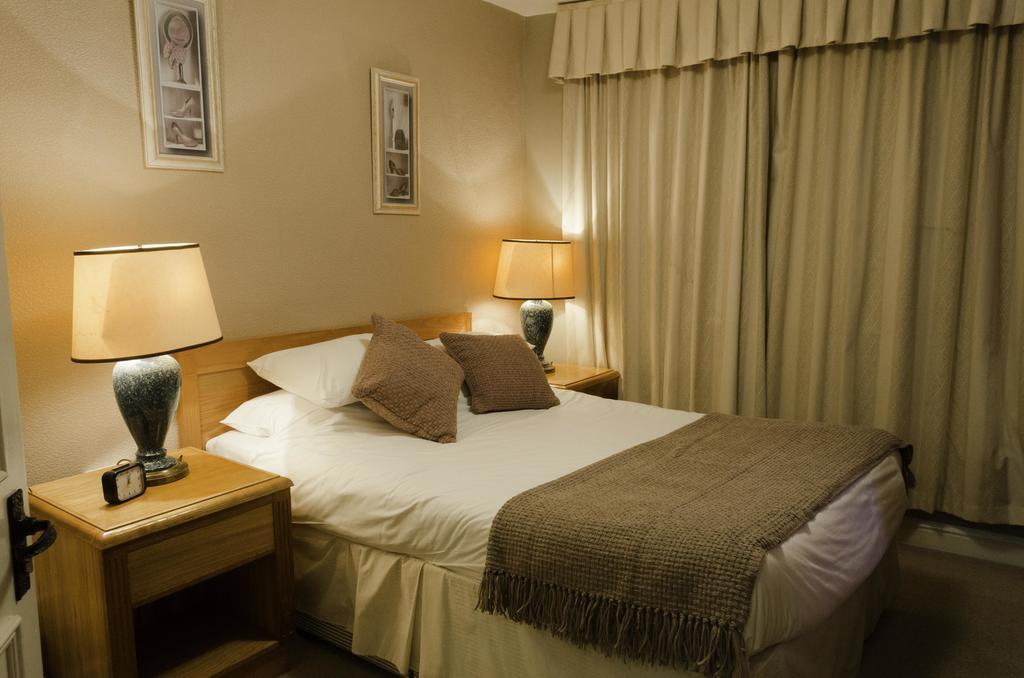 The Kings Head Hotel アバーガベニー エクステリア 写真